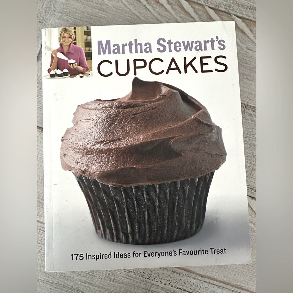 Martha Stewart's Cupcakes Book